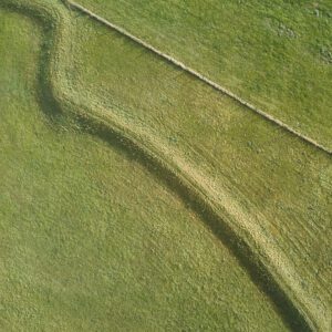 Abstrakte Luftaufnahme vom Deich, Symmetrie der Natur, Fine Art, 99 Meter Print von Thorsten Springer